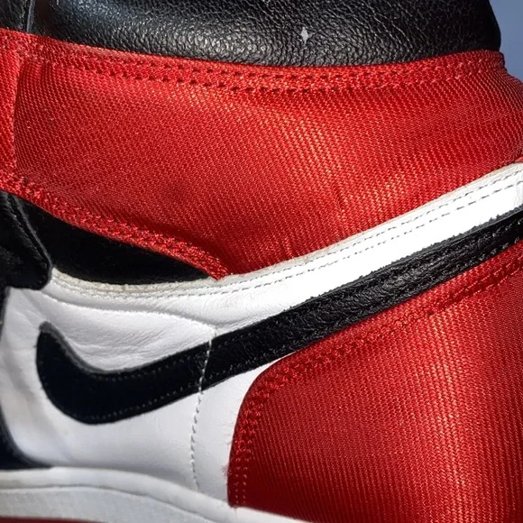 Air Jordan 1 Retro High Satin Black Toe